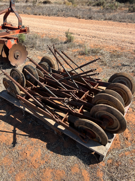 Lot 20 - 40 manutec press wheels plus extras | AuctionsPlus