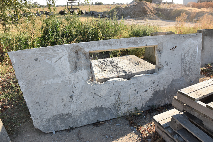 Lot 461 - Bay Outlet, 1m x 400mm & Silage trough | AuctionsPlus