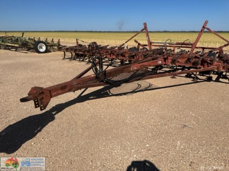 Lot 5 - (2507) 740 International - Folding Scarifier - 69 Tynes ...