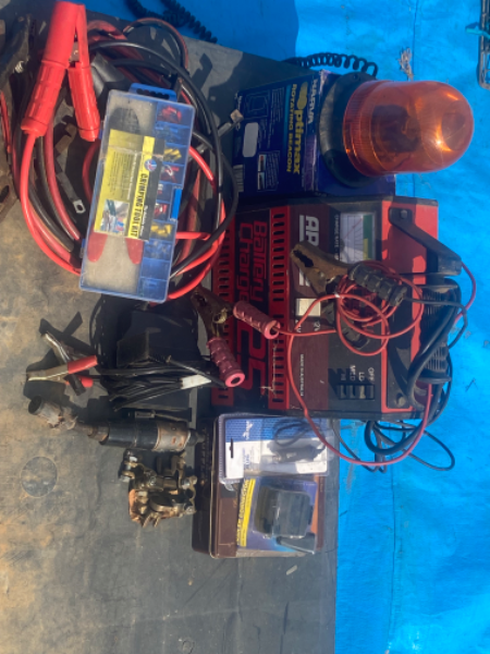 Lot 82 - Battery charger + | AuctionsPlus