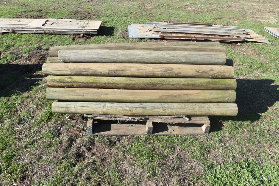 Lot 36 - 25 x 5ft Posts | AuctionsPlus
