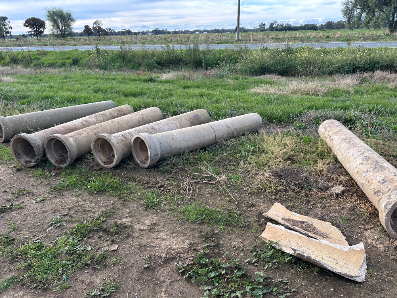 Lot 47 - 5 Concrete Pipes | AuctionsPlus