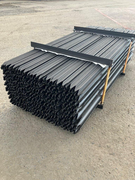Lot 21 - 400 X IRON POSTS | AuctionsPlus