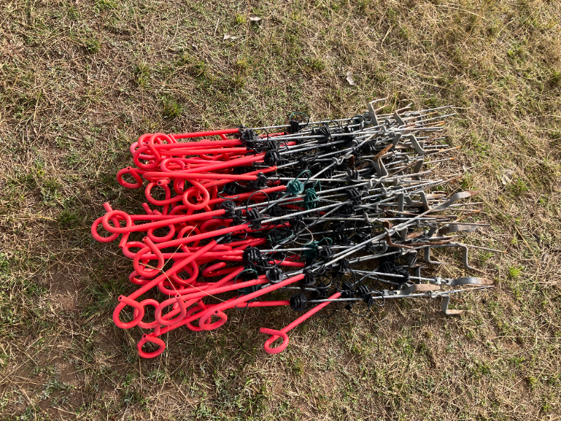 Lot 40 - 50 (approx.) x Tread in electric fence posts | AuctionsPlus