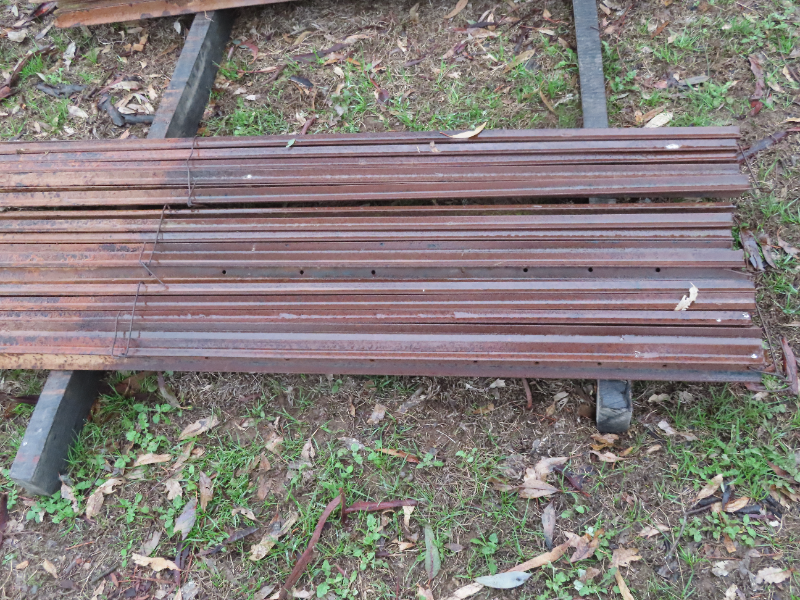 Lot 29 - Steel Posts x 30 | AuctionsPlus