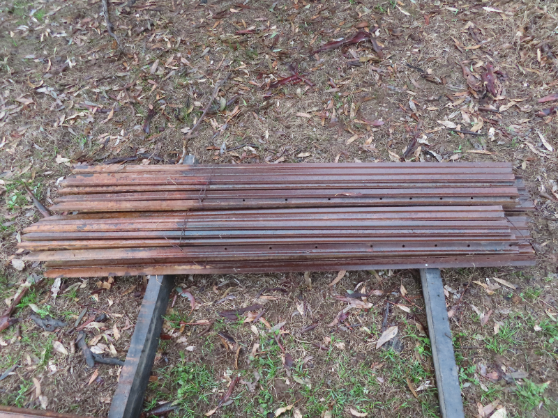 Lot 30 - Steel Posts x 40 | AuctionsPlus