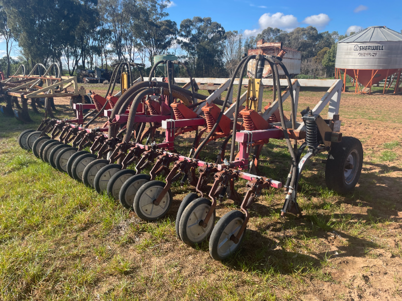 Lot 7 - 3PL Chisel Planter | AuctionsPlus
