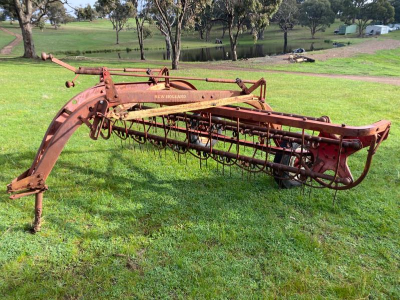 Lot 17 - NEW HOLLAND ROLLER BAR HAY RAKE | AuctionsPlus