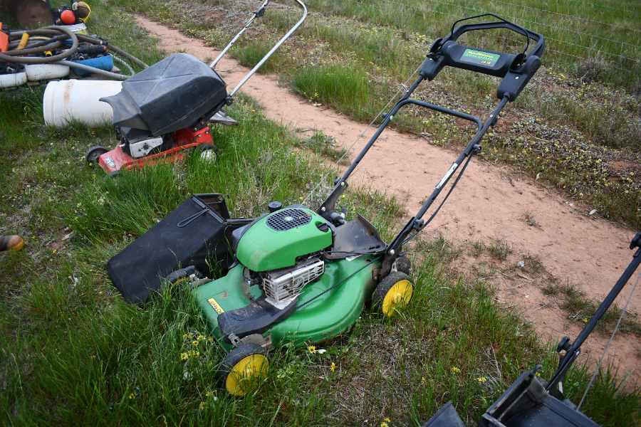 Lot 38 - John Deere JS28 walk behind mower | AuctionsPlus