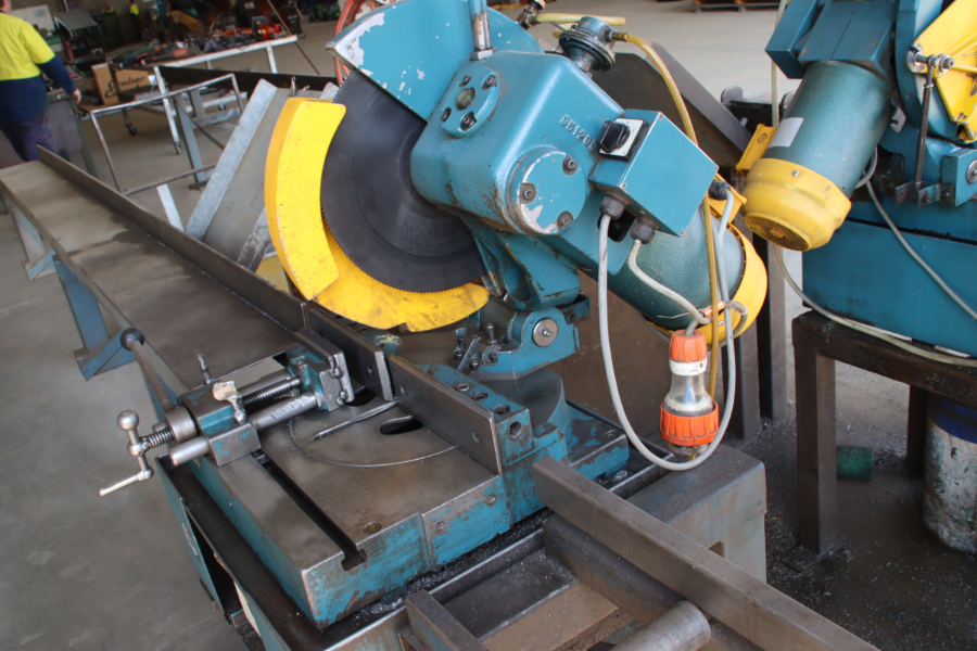 Lot 25 - Brobo Saw + Benches | AuctionsPlus
