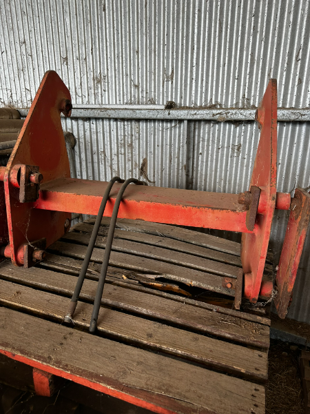 Volvo Hitch 240 loader | AuctionsPlus