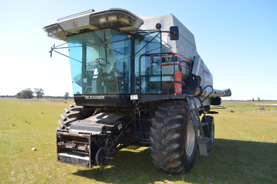 Lot 10 - Agco Gleaner R-62 1996 with 30ft bat reel front with trailer ...