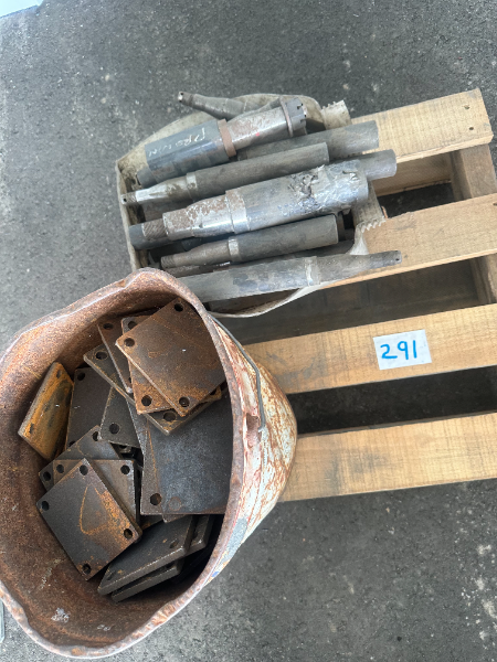 Stub Axle Insert Lot 291 - Miscellaneous Axle Stubs and Steel Plates | AuctionsPlus