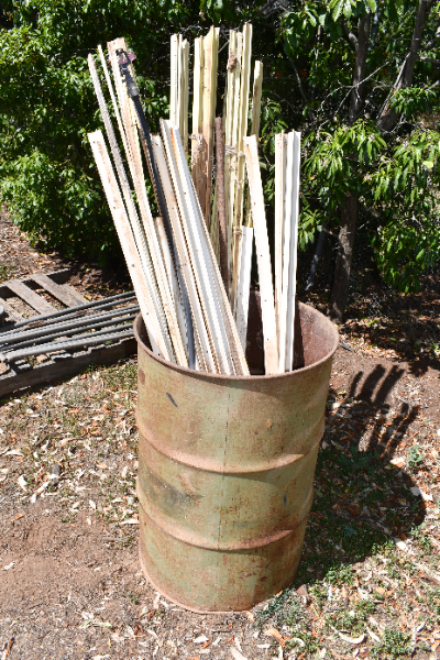 Lot 95 - Poly & fibreglass electric fence posts | AuctionsPlus
