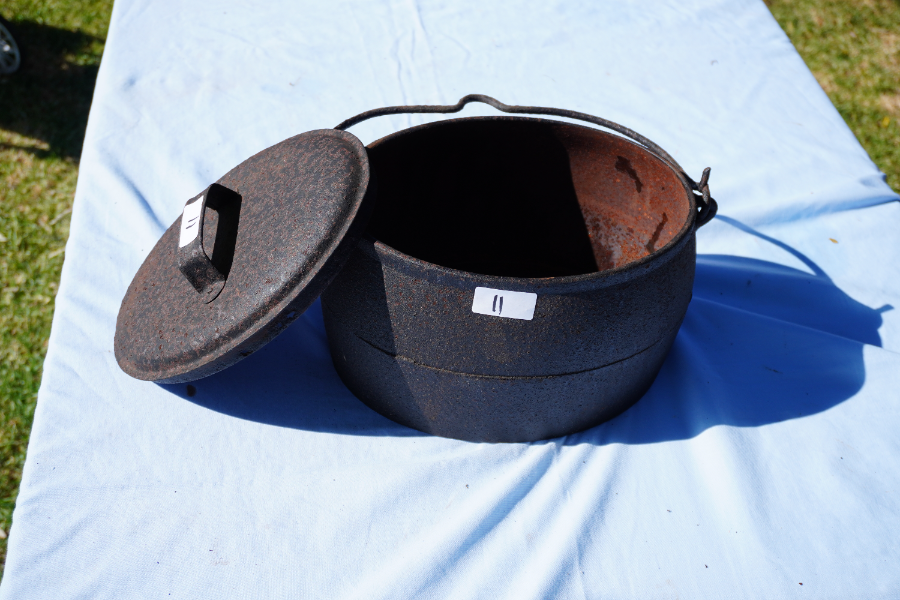 Lot 11 - Cast iron pot | AuctionsPlus