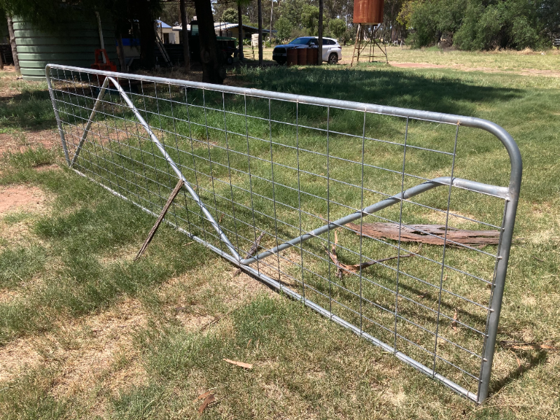 Lot 23 - 4 x 4.8m N Stay Gates | AuctionsPlus