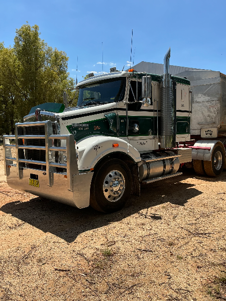 Lot 5 - Kenworth T404 SAR | AuctionsPlus