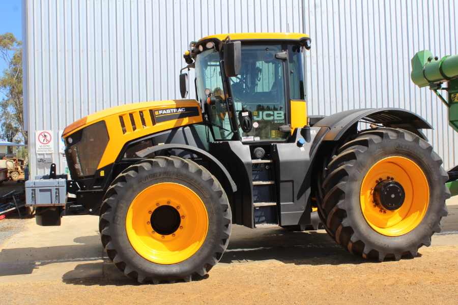 Lot 183 - JCB Fastract Tractor 83-30 | AuctionsPlus