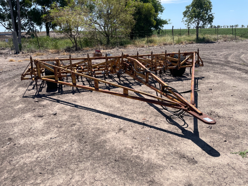 Lot 8 - Gyral Spring Tyne type Cultivator, Hyd lift,covering harrows ...