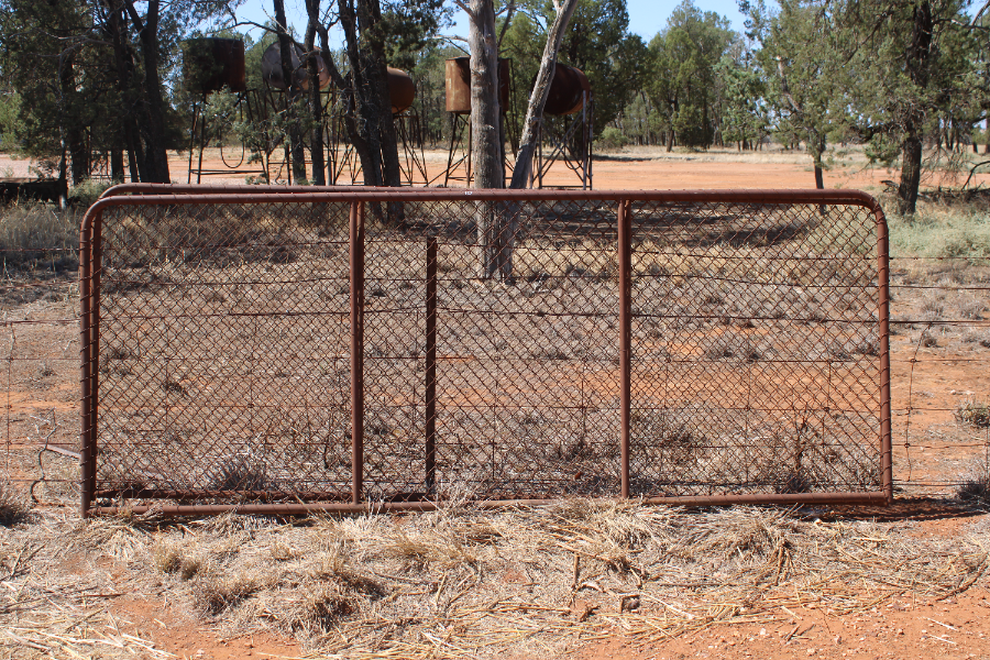 Lot 14 - Mash gate x 2 | AuctionsPlus