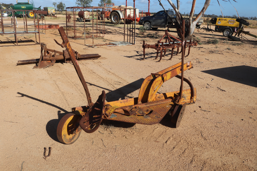 Britstand horse drawn grader blade. | AuctionsPlus