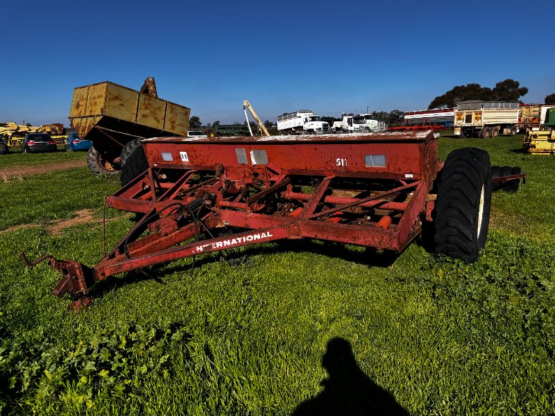 Lot 61 - International 511 Combine | AuctionsPlus