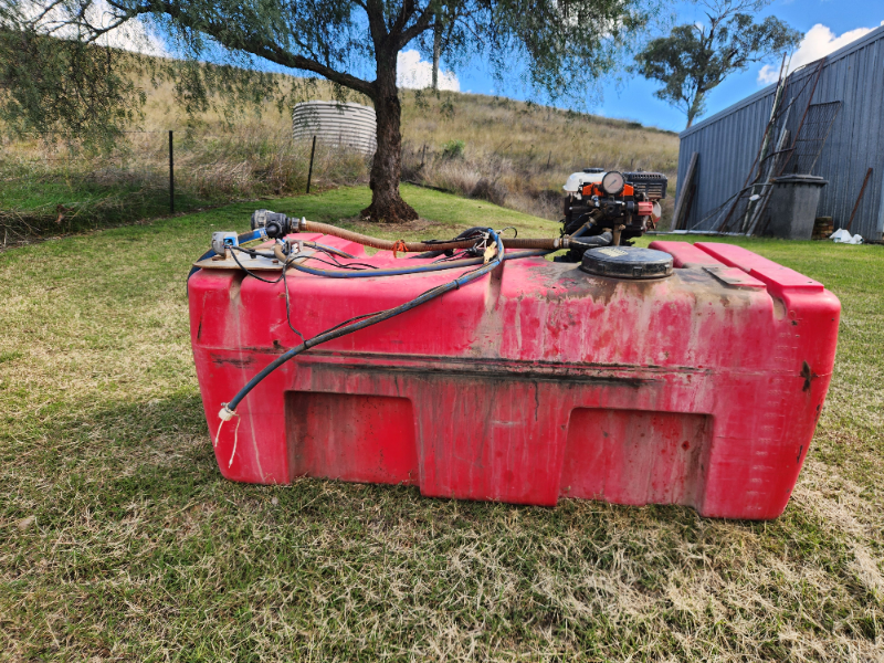 Lot 36 - SYLVAN 800L TANK W/ MOTOR, PUMP PLUS BOOMLESS SPRAYER 10M ...