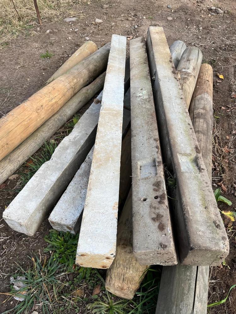 Lot 212 - Lot of x5 Concrete corner posts | AuctionsPlus