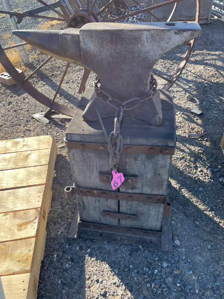 Lot 67 - Anvil Display | AuctionsPlus