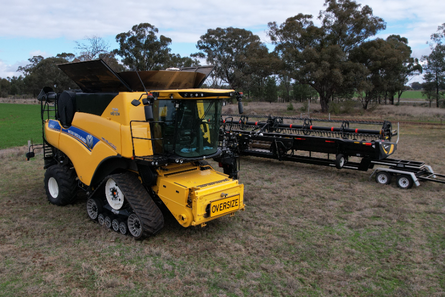 New Holland CR9.90 header and MacDon D140 front | AuctionsPlus