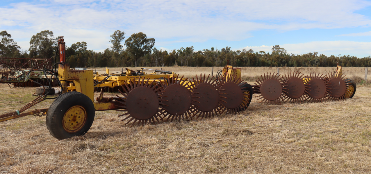 Lot 8 - Tandem pin wheel rake 8 wheel | AuctionsPlus