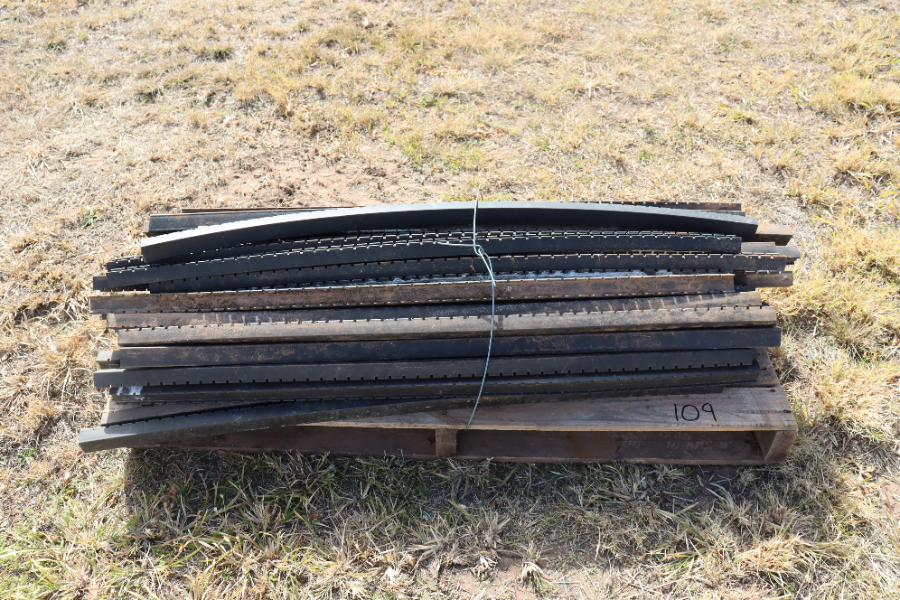 Lot 109 - Qty poly droppers 4ft | AuctionsPlus