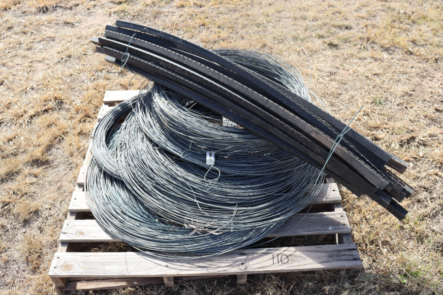 Lot 110 - Qty poly droppers 5ft & plain wire | AuctionsPlus