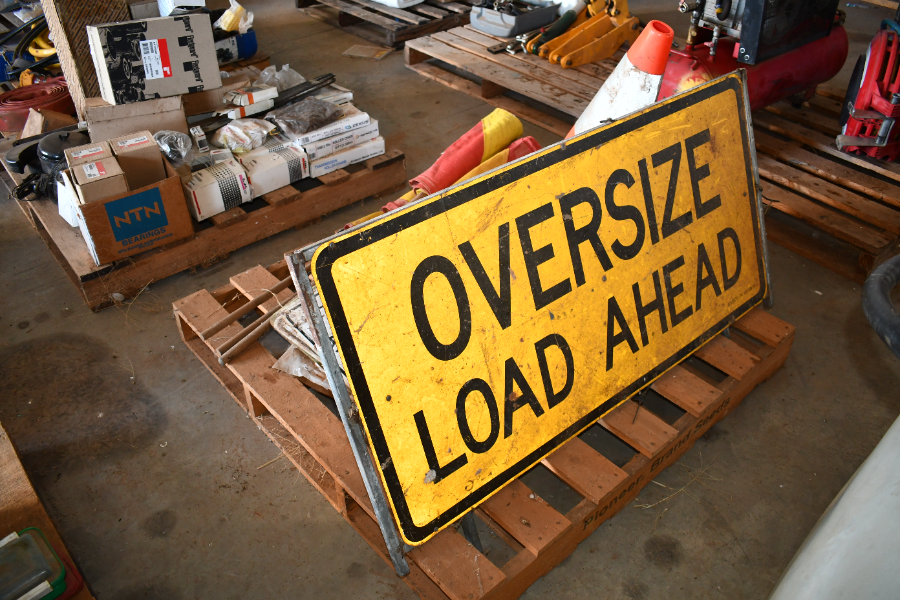 Lot 153 - Oversize signs, flags and warning signs | AuctionsPlus