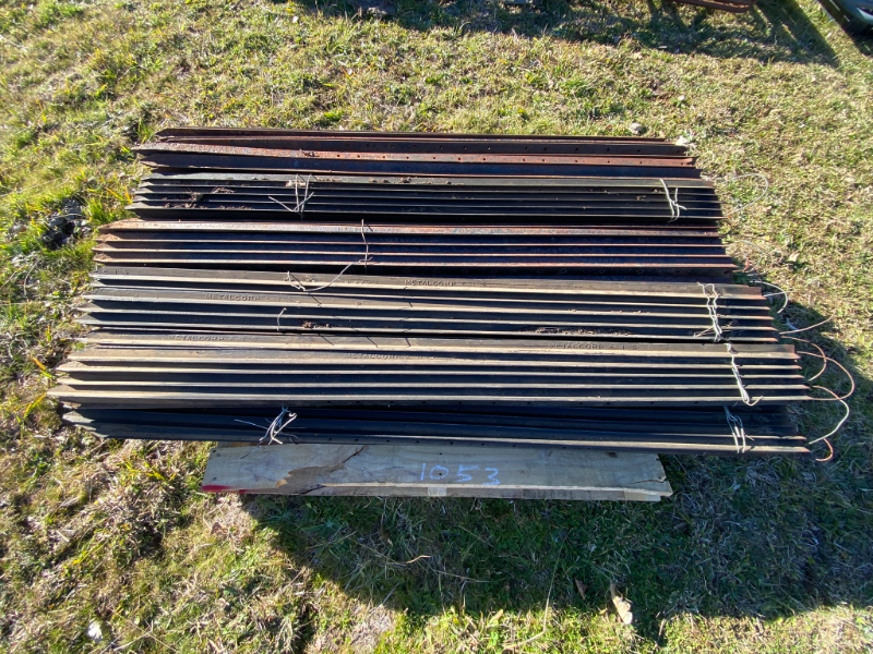 Lot 9 - Steel posts | AuctionsPlus