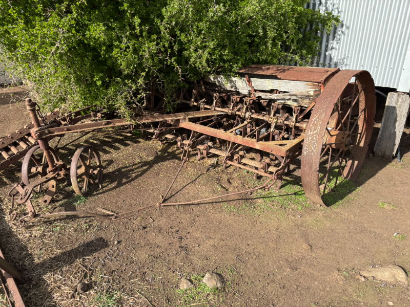 Lot 114 - Old Combine | AuctionsPlus