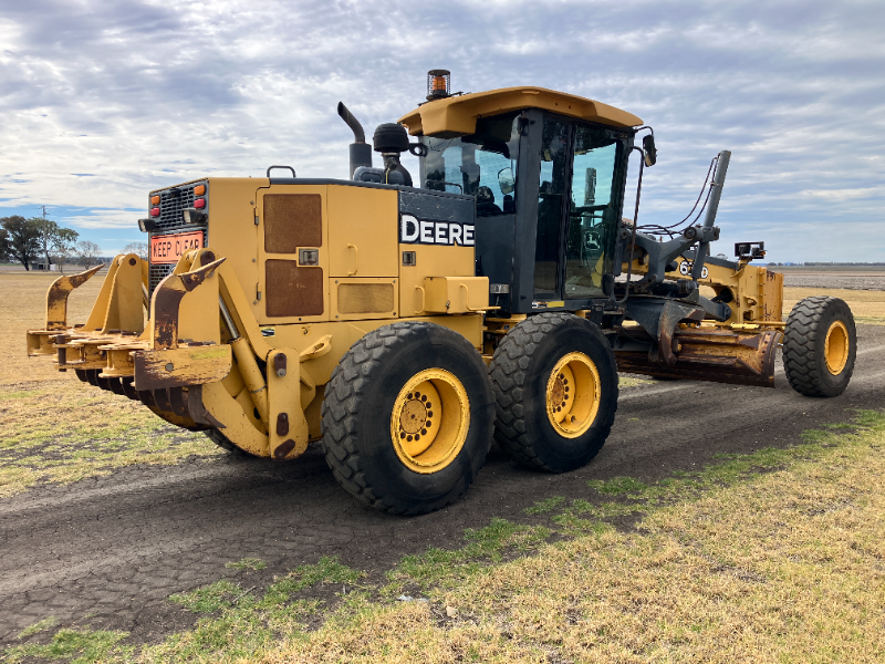 Lot 263 - John Deere 670D Grader | AuctionsPlus