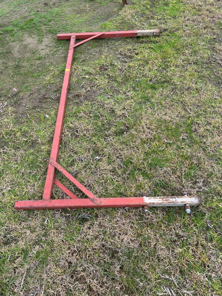 Rd Rack Electrc Lot 126 - Red rack | AuctionsPlus