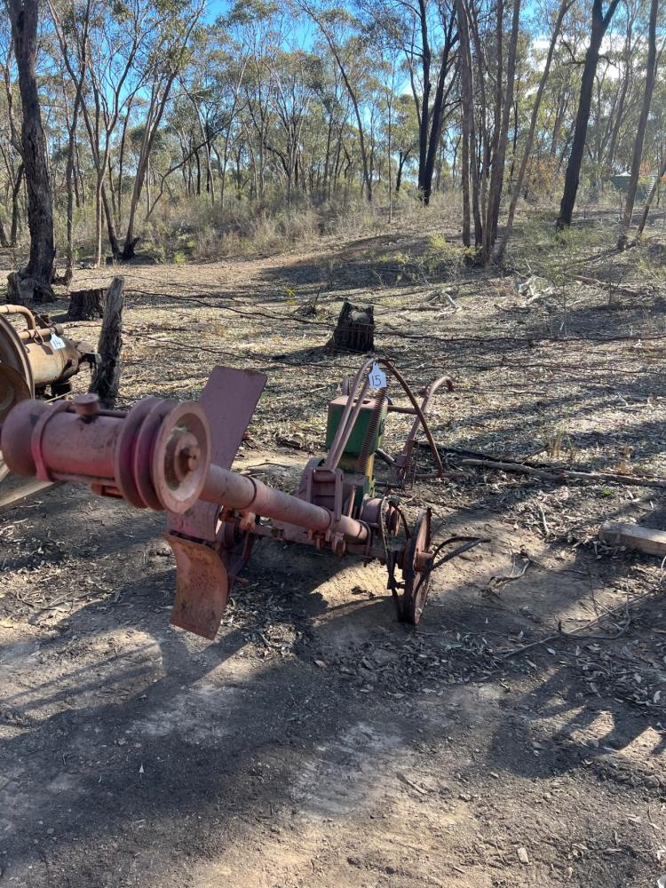 Lot 15 - ''New Record'' Engine Attached To Red Swing Saw | AuctionsPlus