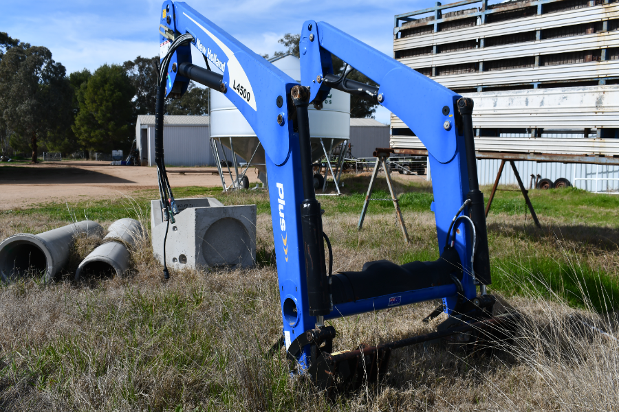 Lot 157 - New Holland L4500 front end loader | AuctionsPlus