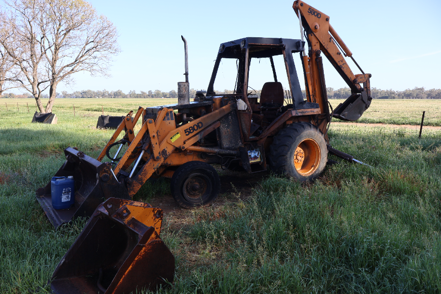 Lot 20 - 580D CASE Backhoe & Bucket | AuctionsPlus