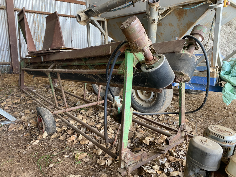 Lot 14 - VEE Hydraulic Sheep Handler | AuctionsPlus