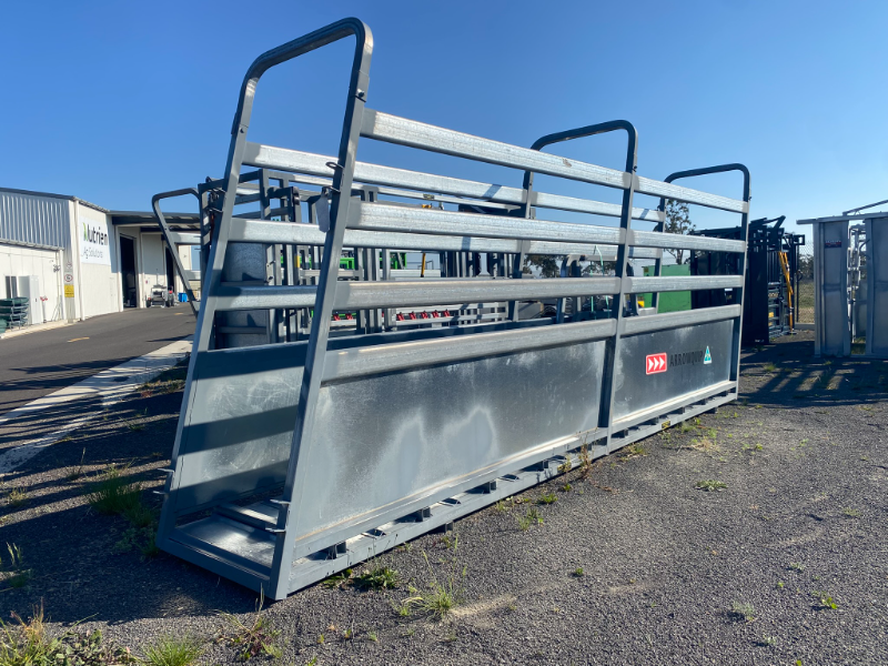 ARROWQUIP LOADING RAMP CATTLE 4.8M | AuctionsPlus