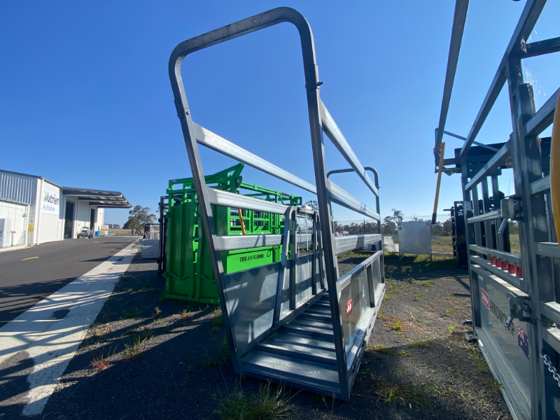Lot 105 - ARROWQUIP LOADING RAMP BEEFMAX 3.5M | AuctionsPlus