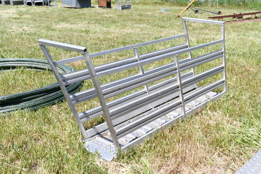 Lot 11 - Whipps aluminium sheep loading ramp | AuctionsPlus