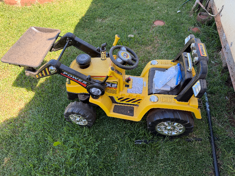 Lot 121 - Kids ride on tractor | AuctionsPlus