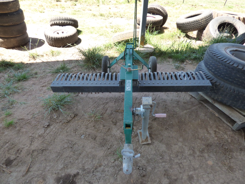 Lot 138 - Hayes 6ft Arena Rake | AuctionsPlus