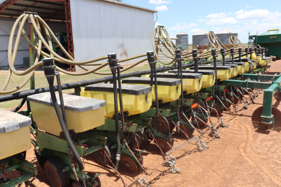 Lot 46 - John Deere 16 row Maxemerge planter, 3 bushell boxes ...