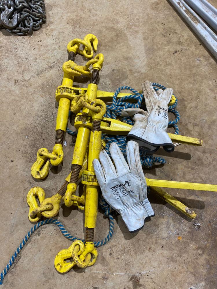 Lot 177 - 4x Chain Dogs | AuctionsPlus