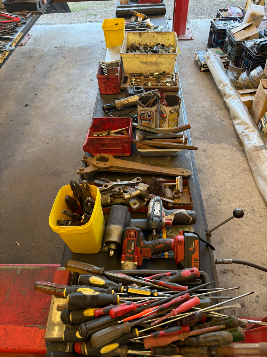 LOT 31 - Rattle gun - Allen Keys - Hacksaw - Screw Driver | AuctionsPlus